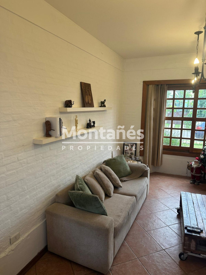 Casa ID.10647 - EXCELENTE OPORTUNIDAD CASA DE 4 DORMITORIOS Y 4 BAÑOS , BARBACOA CERRADA Y MUCHO MAS EN BARRIO BIARRITZ 