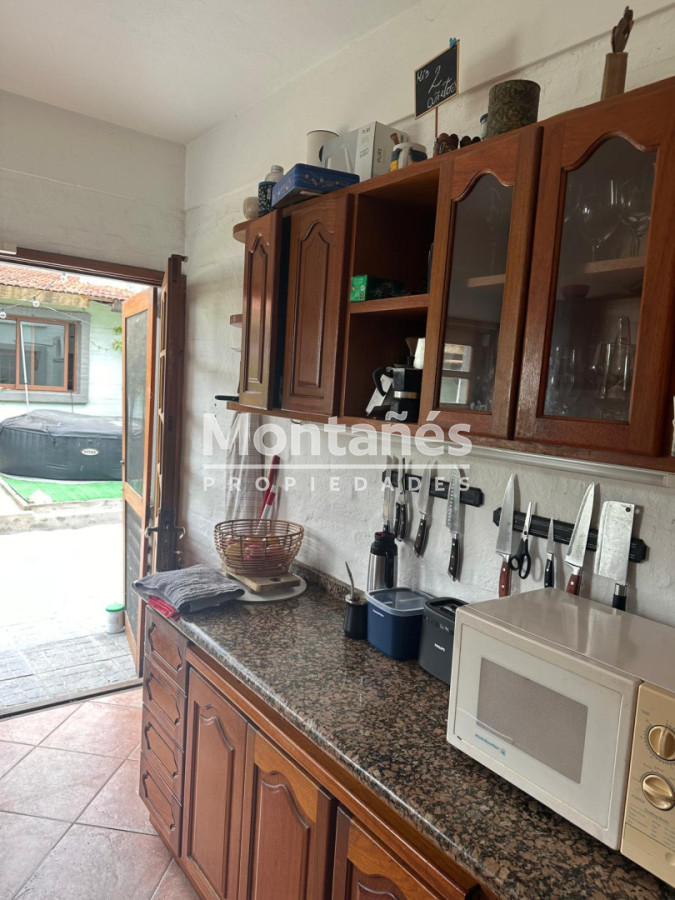 Casa ID.10647 - EXCELENTE OPORTUNIDAD CASA DE 4 DORMITORIOS Y 4 BAÑOS , BARBACOA CERRADA Y MUCHO MAS EN BARRIO BIARRITZ 