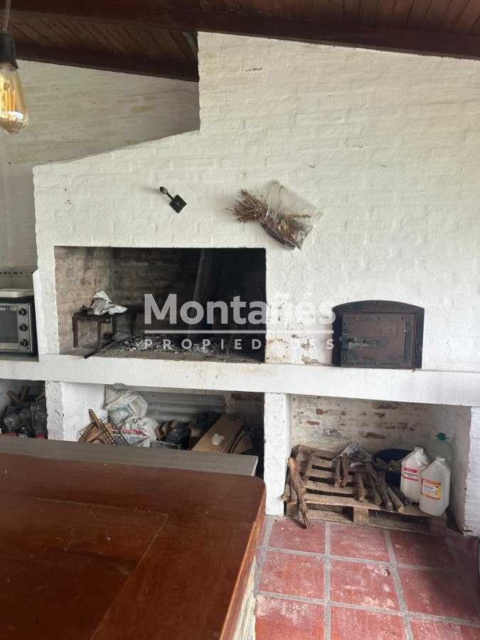 Casa ID.10647 - EXCELENTE OPORTUNIDAD CASA DE 4 DORMITORIOS Y 4 BAÑOS , BARBACOA CERRADA Y MUCHO MAS EN BARRIO BIARRITZ 