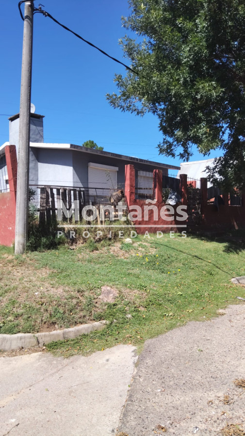 Casa ID.10594 - OPORTUNIDAD EN BARRIO LAS COOPERATIVAS CASA 3 DORM+2 BAÑOS CON COCHERA Y BARBACOA 