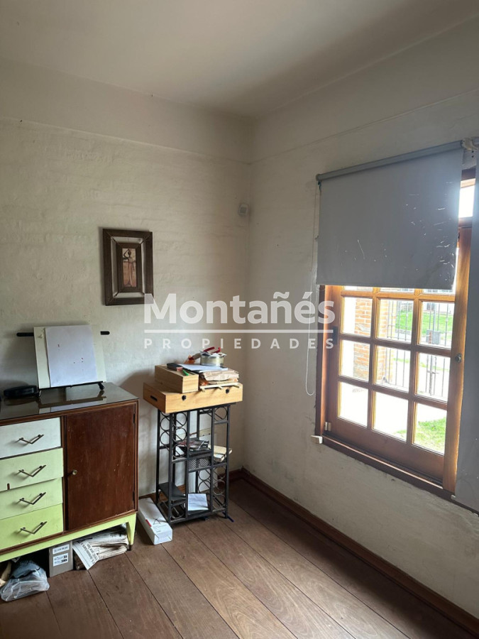 Casa ID.10647 - EXCELENTE OPORTUNIDAD CASA DE 4 DORMITORIOS Y 4 BAÑOS , BARBACOA CERRADA Y MUCHO MAS EN BARRIO BIARRITZ 
