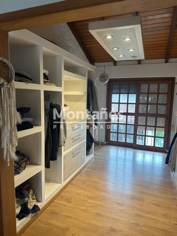 Casa ID.10647 - EXCELENTE OPORTUNIDAD CASA DE 4 DORMITORIOS Y 4 BAÑOS , BARBACOA CERRADA Y MUCHO MAS EN BARRIO BIARRITZ 