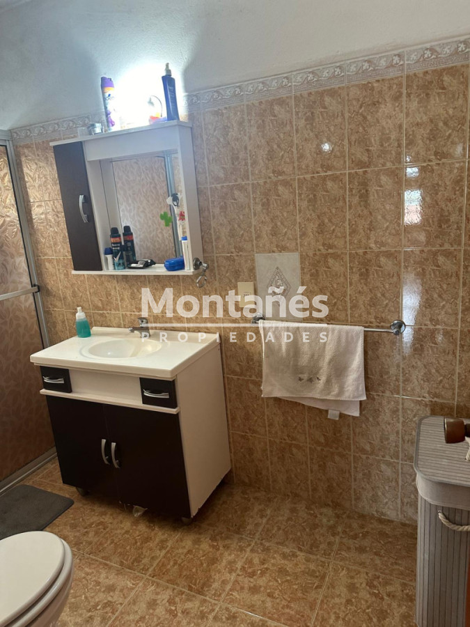 Casa ID.10647 - EXCELENTE OPORTUNIDAD CASA DE 4 DORMITORIOS Y 4 BAÑOS , BARBACOA CERRADA Y MUCHO MAS EN BARRIO BIARRITZ 