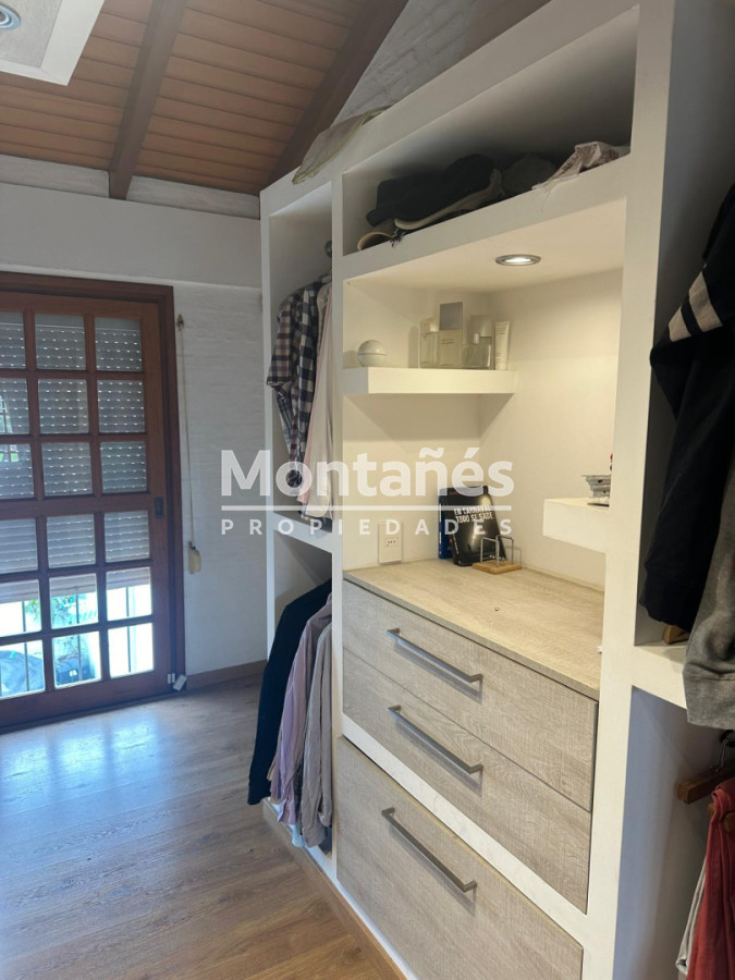 Casa ID.10647 - EXCELENTE OPORTUNIDAD CASA DE 4 DORMITORIOS Y 4 BAÑOS , BARBACOA CERRADA Y MUCHO MAS EN BARRIO BIARRITZ 