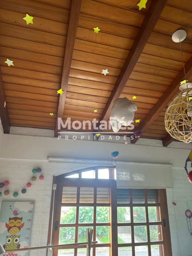 Casa ID.10647 - EXCELENTE OPORTUNIDAD CASA DE 4 DORMITORIOS Y 4 BAÑOS , BARBACOA CERRADA Y MUCHO MAS EN BARRIO BIARRITZ 