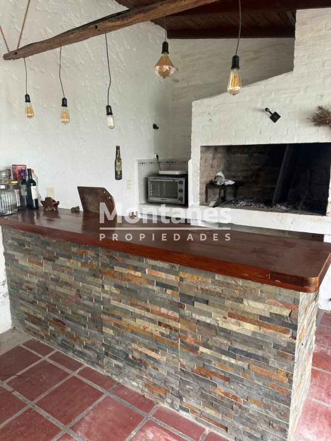 Casa ID.10647 - EXCELENTE OPORTUNIDAD CASA DE 4 DORMITORIOS Y 4 BAÑOS , BARBACOA CERRADA Y MUCHO MAS EN BARRIO BIARRITZ 