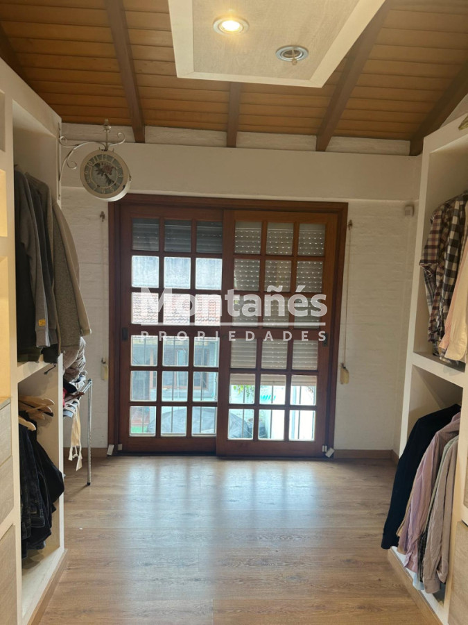 Casa ID.10647 - EXCELENTE OPORTUNIDAD CASA DE 4 DORMITORIOS Y 4 BAÑOS , BARBACOA CERRADA Y MUCHO MAS EN BARRIO BIARRITZ 