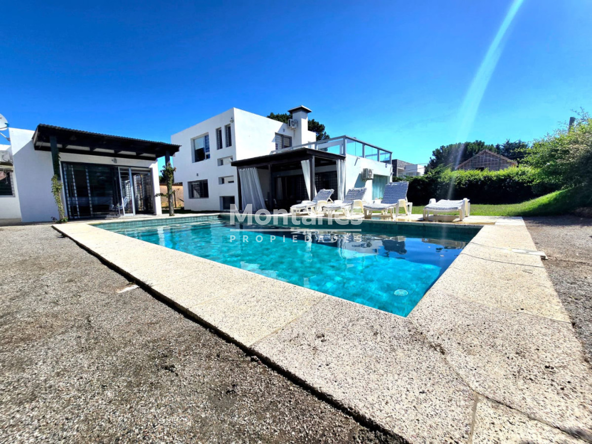 Alquilo Casa en Rincon del Indio  . Cuatro dormitorios y 4 baños