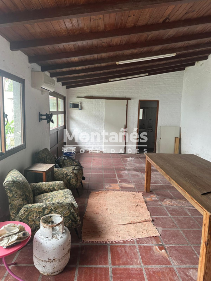 Casa ID.10647 - EXCELENTE OPORTUNIDAD CASA DE 4 DORMITORIOS Y 4 BAÑOS , BARBACOA CERRADA Y MUCHO MAS EN BARRIO BIARRITZ 
