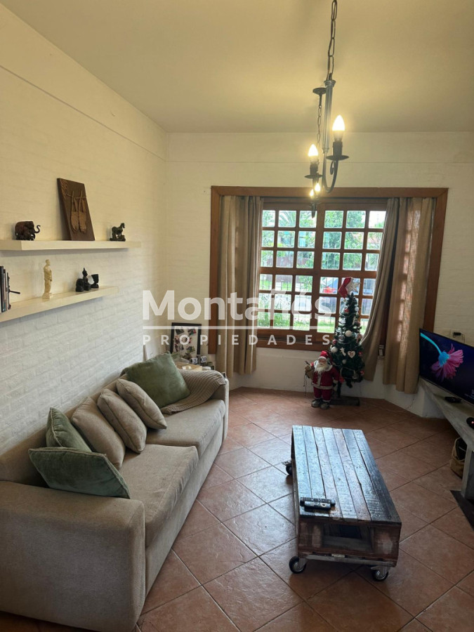 Casa ID.10647 - EXCELENTE OPORTUNIDAD CASA DE 4 DORMITORIOS Y 4 BAÑOS , BARBACOA CERRADA Y MUCHO MAS EN BARRIO BIARRITZ 