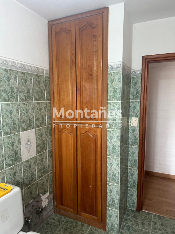 Casa ID.10647 - EXCELENTE OPORTUNIDAD CASA DE 4 DORMITORIOS Y 4 BAÑOS , BARBACOA CERRADA Y MUCHO MAS EN BARRIO BIARRITZ 