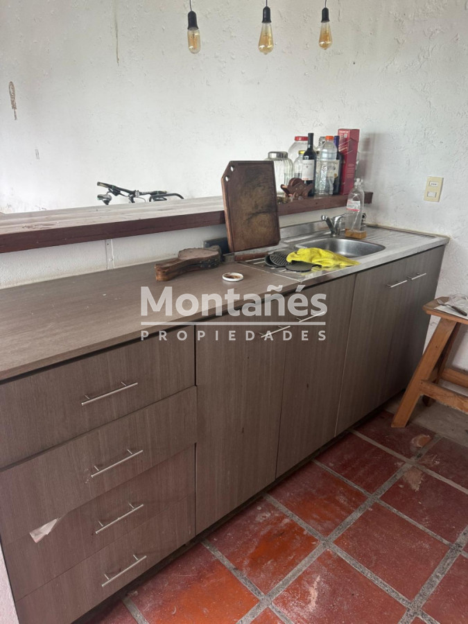 Casa ID.10647 - EXCELENTE OPORTUNIDAD CASA DE 4 DORMITORIOS Y 4 BAÑOS , BARBACOA CERRADA Y MUCHO MAS EN BARRIO BIARRITZ 