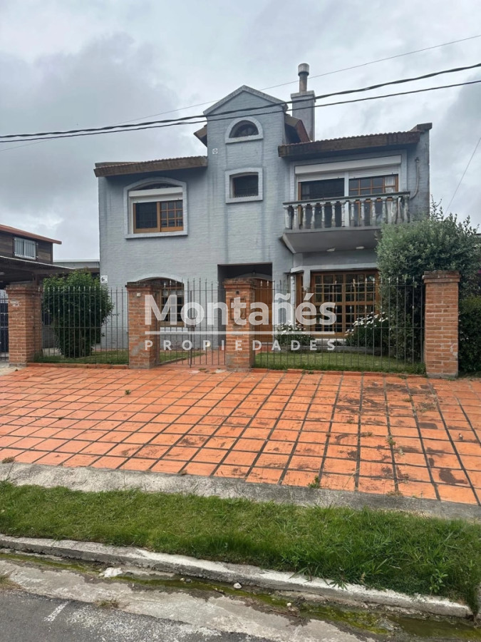 Casa ID.10647 - EXCELENTE OPORTUNIDAD CASA DE 4 DORMITORIOS Y 4 BAÑOS , BARBACOA CERRADA Y MUCHO MAS EN BARRIO BIARRITZ 
