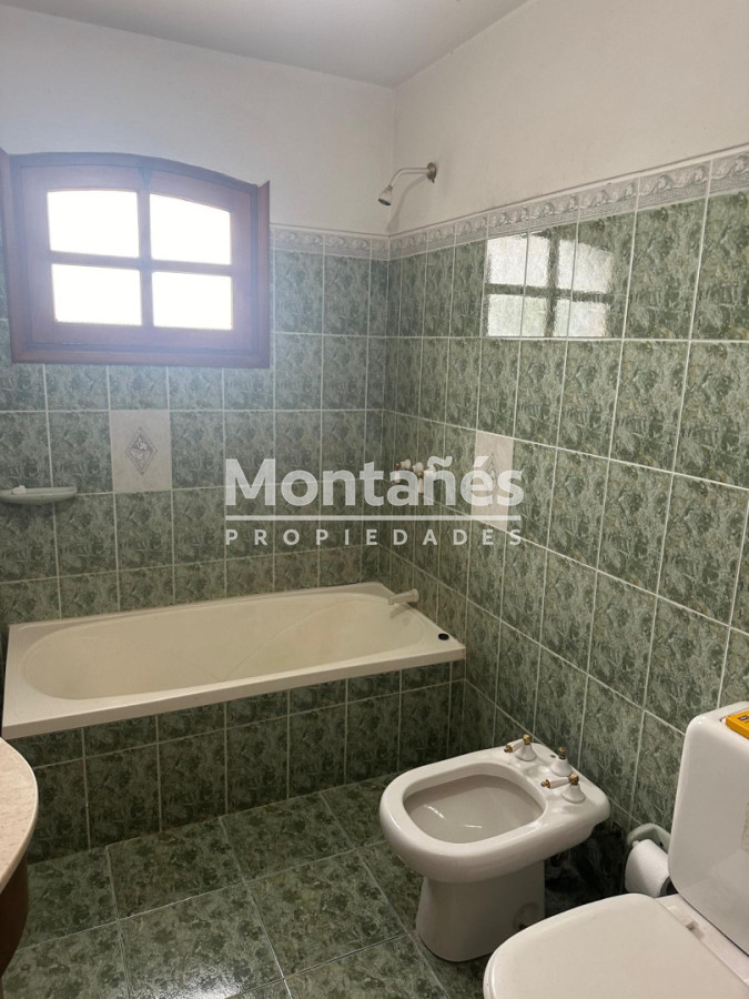 Casa ID.10647 - EXCELENTE OPORTUNIDAD CASA DE 4 DORMITORIOS Y 4 BAÑOS , BARBACOA CERRADA Y MUCHO MAS EN BARRIO BIARRITZ 