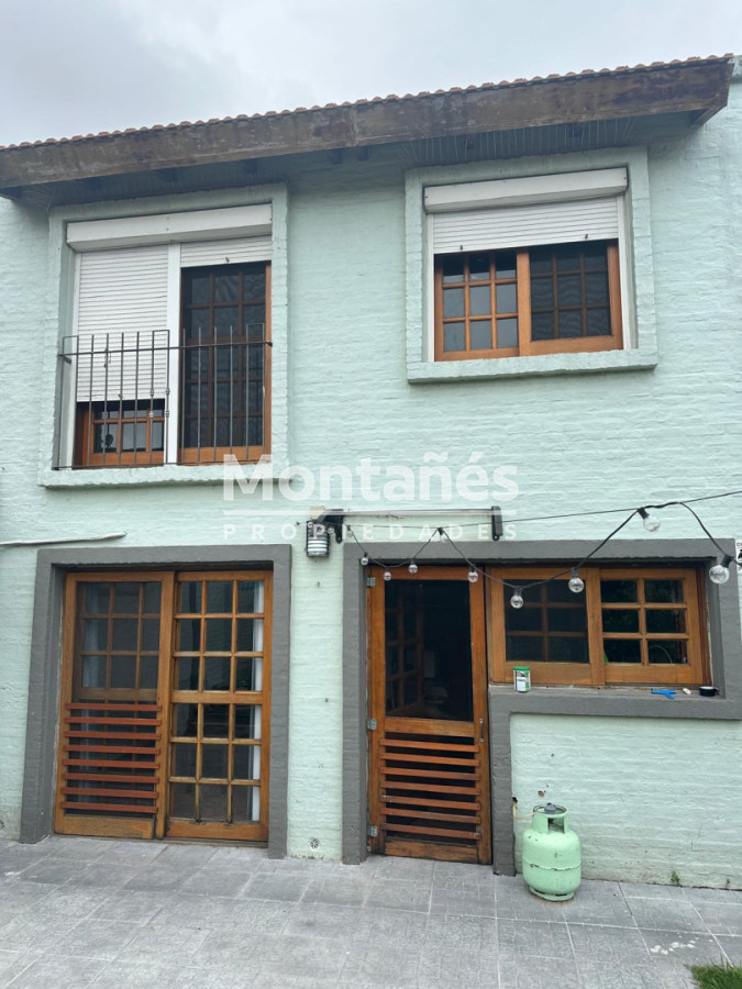 Casa ID.10647 - EXCELENTE OPORTUNIDAD CASA DE 4 DORMITORIOS Y 4 BAÑOS , BARBACOA CERRADA Y MUCHO MAS EN BARRIO BIARRITZ 