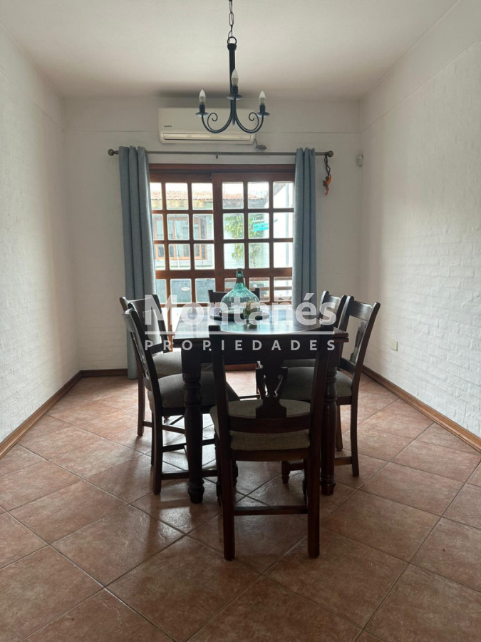 Casa ID.10647 - EXCELENTE OPORTUNIDAD CASA DE 4 DORMITORIOS Y 4 BAÑOS , BARBACOA CERRADA Y MUCHO MAS EN BARRIO BIARRITZ 