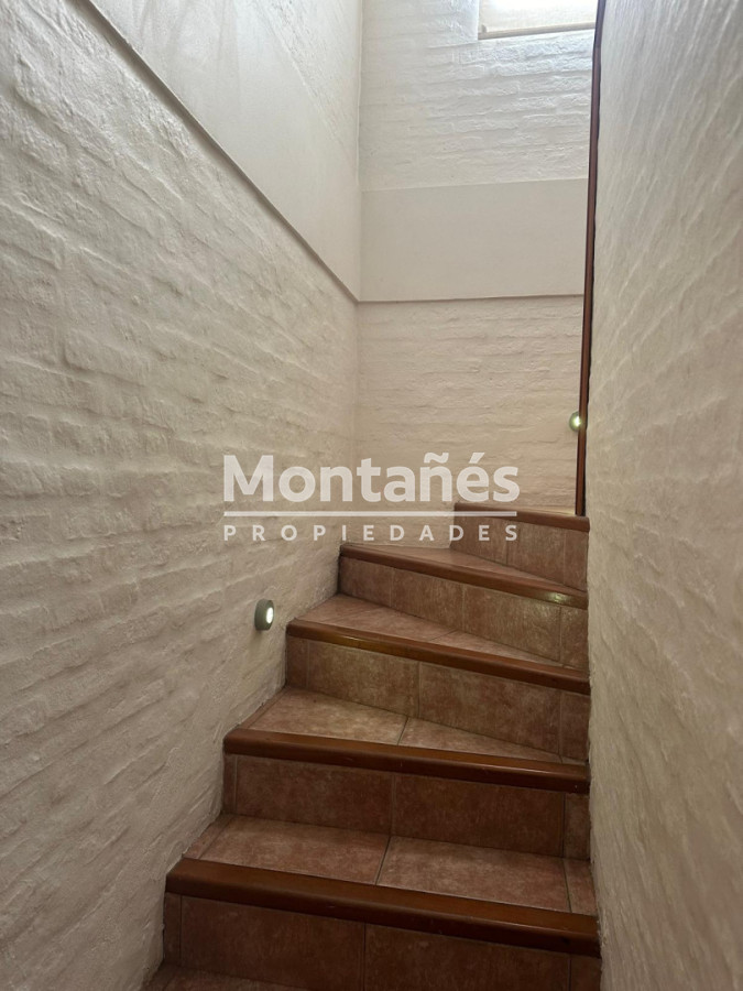 Casa ID.10647 - EXCELENTE OPORTUNIDAD CASA DE 4 DORMITORIOS Y 4 BAÑOS , BARBACOA CERRADA Y MUCHO MAS EN BARRIO BIARRITZ 