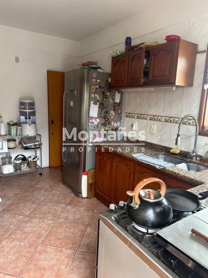 Casa ID.10647 - EXCELENTE OPORTUNIDAD CASA DE 4 DORMITORIOS Y 4 BAÑOS , BARBACOA CERRADA Y MUCHO MAS EN BARRIO BIARRITZ 