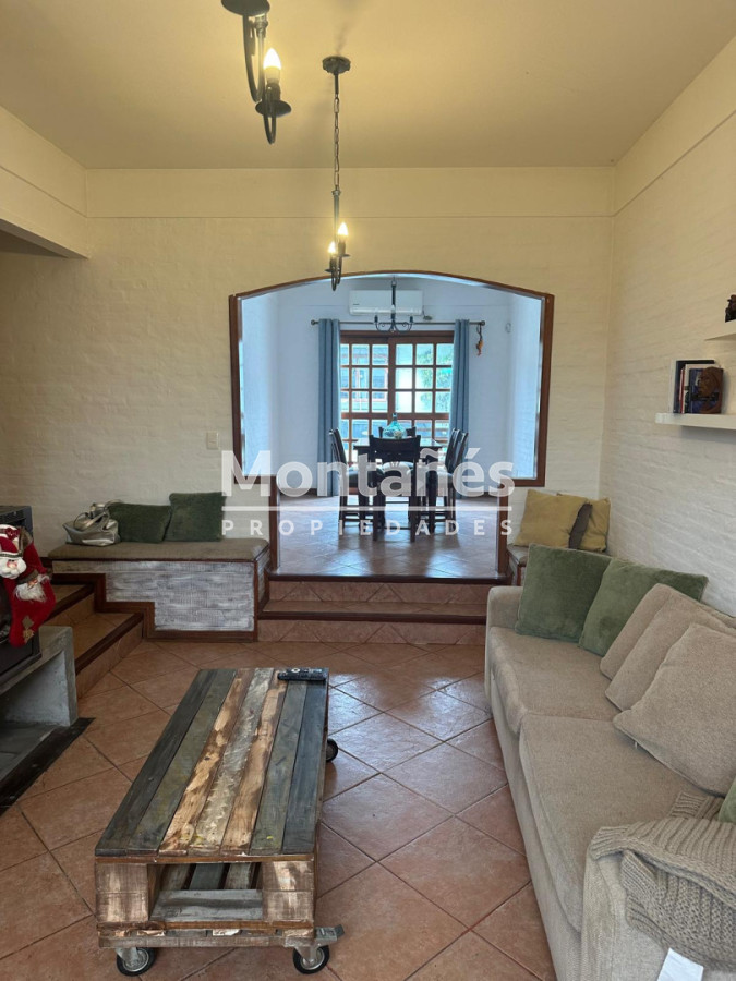 Casa ID.10647 - EXCELENTE OPORTUNIDAD CASA DE 4 DORMITORIOS Y 4 BAÑOS , BARBACOA CERRADA Y MUCHO MAS EN BARRIO BIARRITZ 