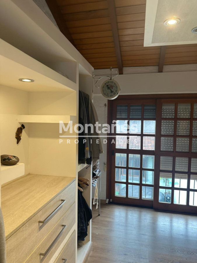 Casa ID.10647 - EXCELENTE OPORTUNIDAD CASA DE 4 DORMITORIOS Y 4 BAÑOS , BARBACOA CERRADA Y MUCHO MAS EN BARRIO BIARRITZ 