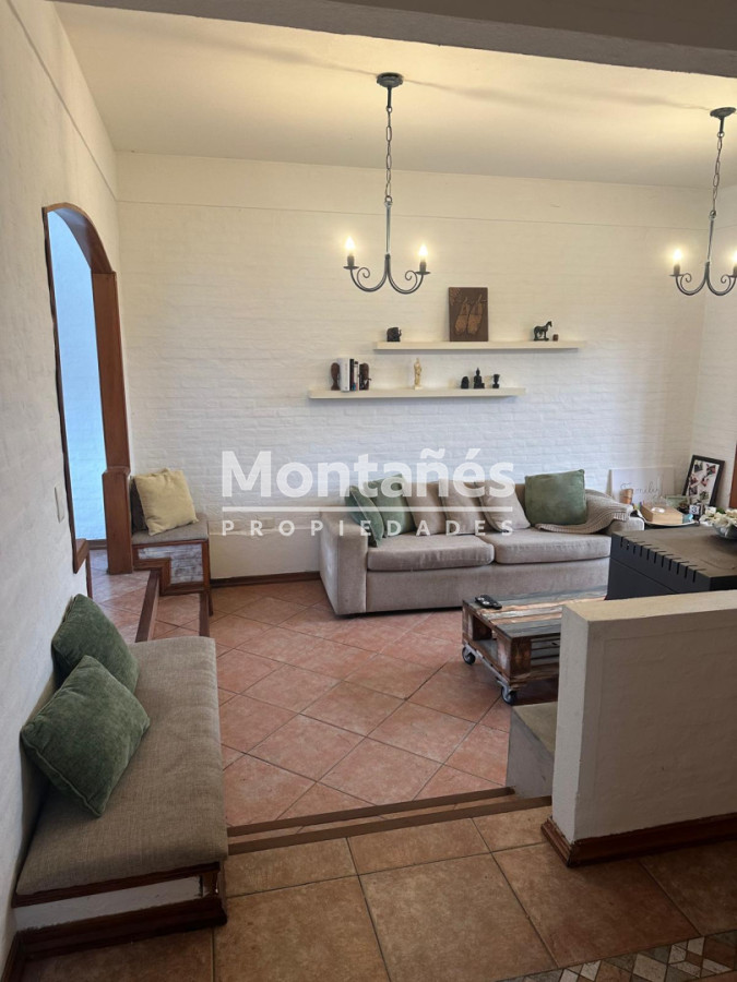 Casa ID.10647 - EXCELENTE OPORTUNIDAD CASA DE 4 DORMITORIOS Y 4 BAÑOS , BARBACOA CERRADA Y MUCHO MAS EN BARRIO BIARRITZ 