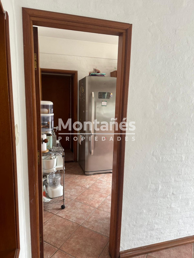 Casa ID.10647 - EXCELENTE OPORTUNIDAD CASA DE 4 DORMITORIOS Y 4 BAÑOS , BARBACOA CERRADA Y MUCHO MAS EN BARRIO BIARRITZ 