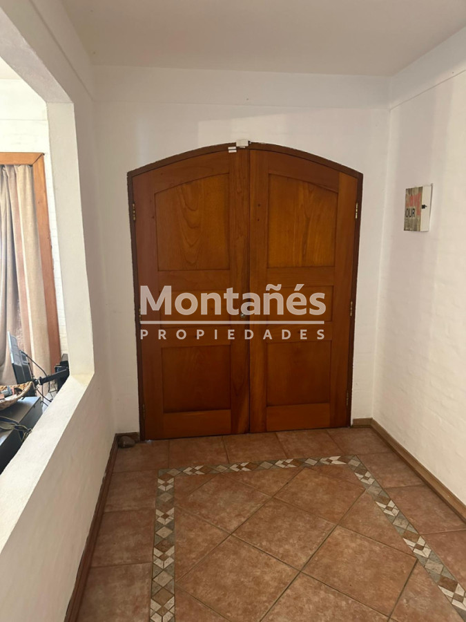 Casa ID.10647 - EXCELENTE OPORTUNIDAD CASA DE 4 DORMITORIOS Y 4 BAÑOS , BARBACOA CERRADA Y MUCHO MAS EN BARRIO BIARRITZ 