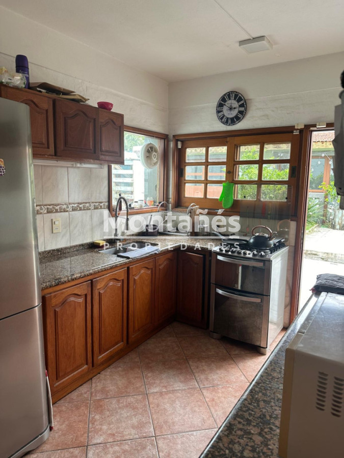 Casa ID.10647 - EXCELENTE OPORTUNIDAD CASA DE 4 DORMITORIOS Y 4 BAÑOS , BARBACOA CERRADA Y MUCHO MAS EN BARRIO BIARRITZ 
