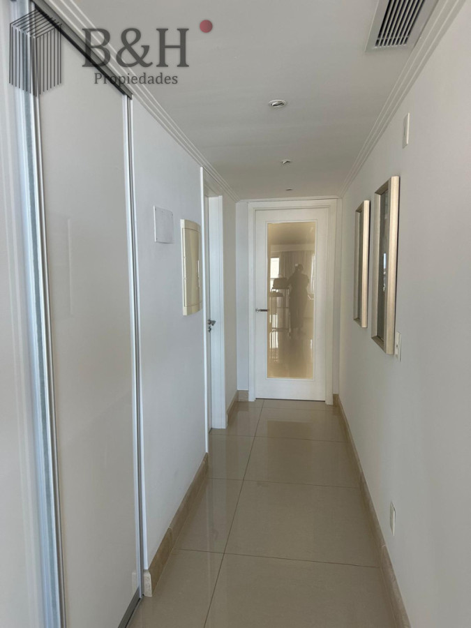 Apartamento ID.8069 - Edificio Puerto Punta -Exclusivo Apartamento 4 Dormitorios + Servicio Completo