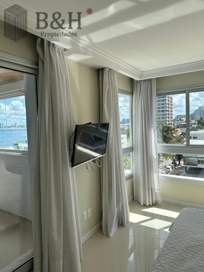 Apartamento ID.8069 - Edificio Puerto Punta -Exclusivo Apartamento 4 Dormitorios + Servicio Completo