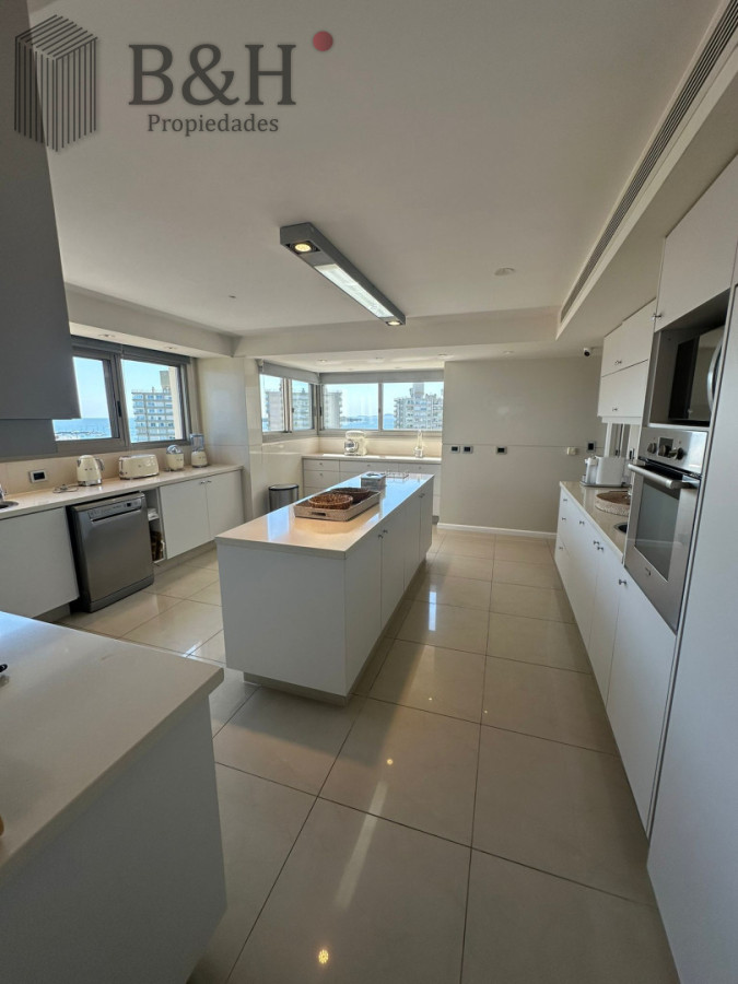 Apartamento ID.8070 - Torre Imperiale Exclusivo Apartamento de Gran Categoría con 4 Dormitorios, Servicio y 6 Baños