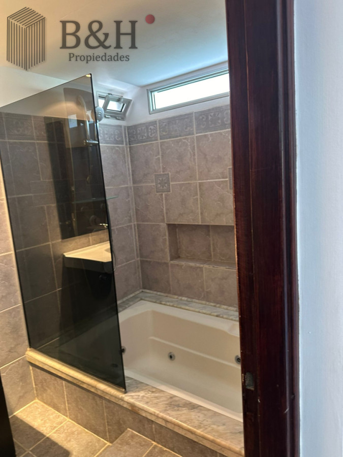 Casa ID.7705 - OPORTUNIDAD EN BARRIO CANTEGRIL . VENDO CASA DE 3 DORM. Y 3 BAÑOS EN ZONA DE COLEGIOS, FACULTADES Y CENTROS DE SALUD 