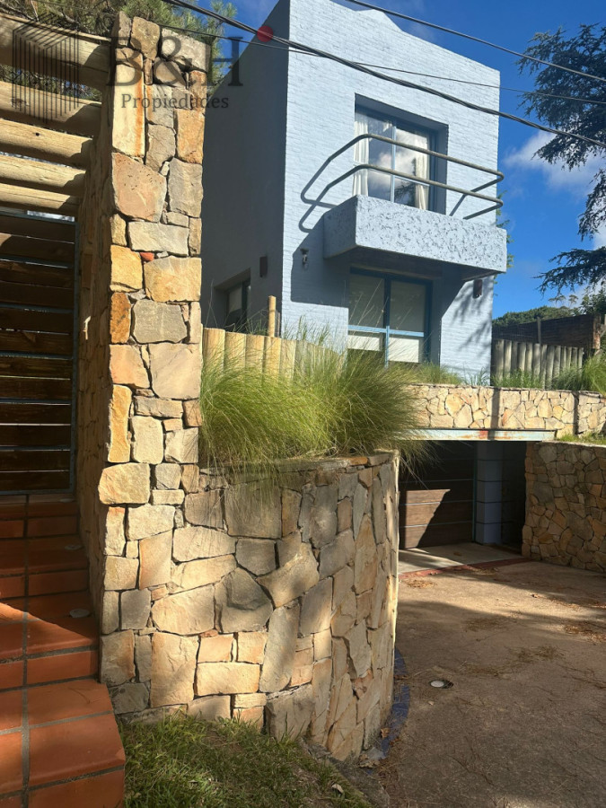 Casa ID.7651 -  CASA EN NUEVO CANTEGRIL 5 DORMITORIOS Y 5 BAÑOS EXCELENTE CONSTRUCCION