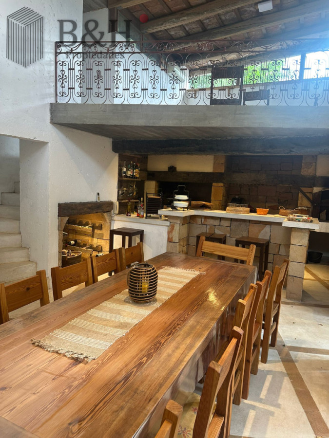Casa ID.7651 -  CASA EN NUEVO CANTEGRIL 5 DORMITORIOS Y 5 BAÑOS EXCELENTE CONSTRUCCION