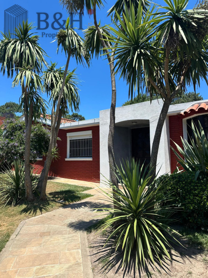 Casa ID.7705 - OPORTUNIDAD EN BARRIO CANTEGRIL . VENDO CASA DE 3 DORM. Y 3 BAÑOS EN ZONA DE COLEGIOS, FACULTADES Y CENTROS DE SALUD 