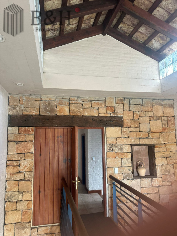 Casa ID.7651 -  CASA EN NUEVO CANTEGRIL 5 DORMITORIOS Y 5 BAÑOS EXCELENTE CONSTRUCCION