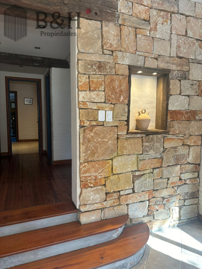 Casa ID.7651 -  CASA EN NUEVO CANTEGRIL 5 DORMITORIOS Y 5 BAÑOS EXCELENTE CONSTRUCCION