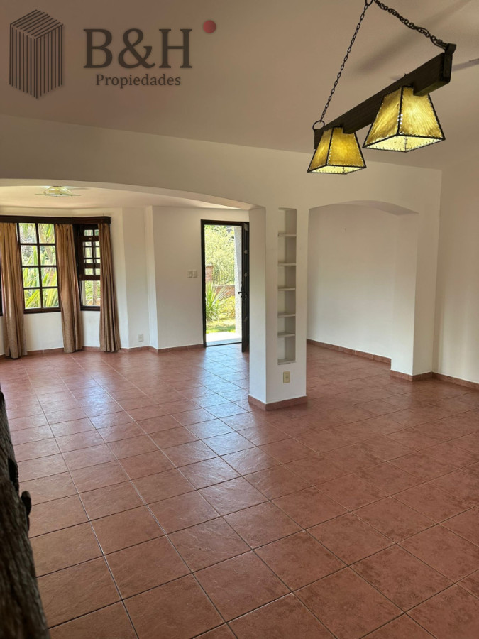 Casa ID.7705 - OPORTUNIDAD EN BARRIO CANTEGRIL . VENDO CASA DE 3 DORM. Y 3 BAÑOS EN ZONA DE COLEGIOS, FACULTADES Y CENTROS DE SALUD 
