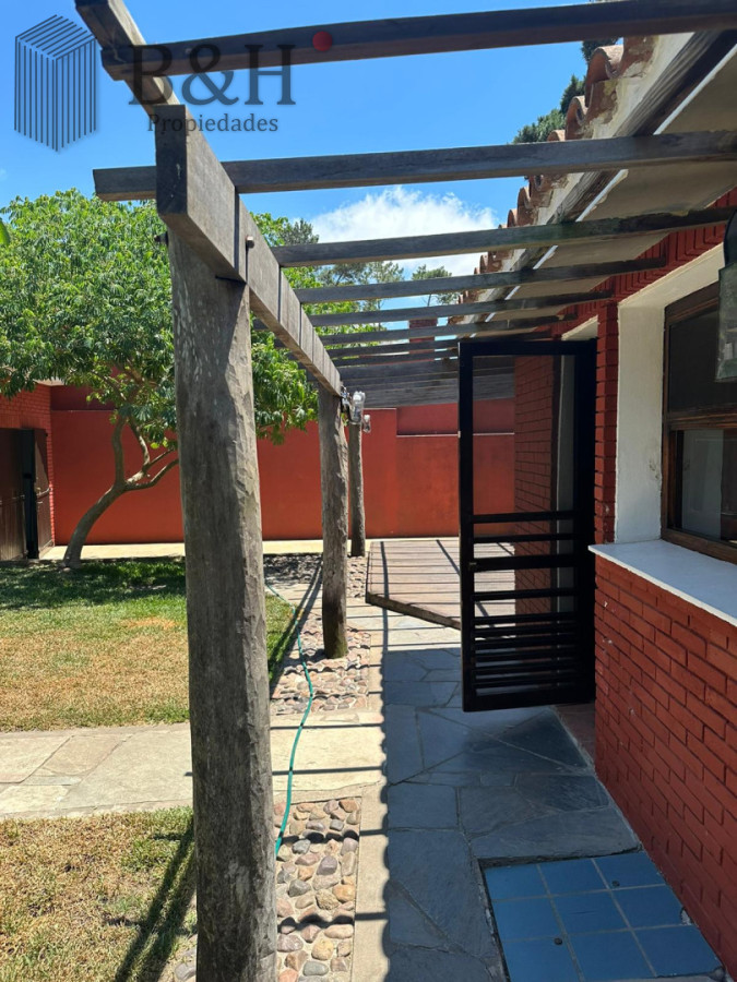 Casa ID.7705 - OPORTUNIDAD EN BARRIO CANTEGRIL . VENDO CASA DE 3 DORM. Y 3 BAÑOS EN ZONA DE COLEGIOS, FACULTADES Y CENTROS DE SALUD 