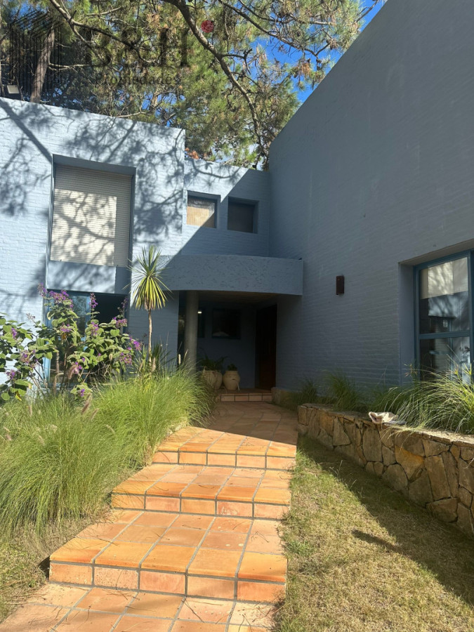 Casa ID.7651 -  CASA EN NUEVO CANTEGRIL 5 DORMITORIOS Y 5 BAÑOS EXCELENTE CONSTRUCCION
