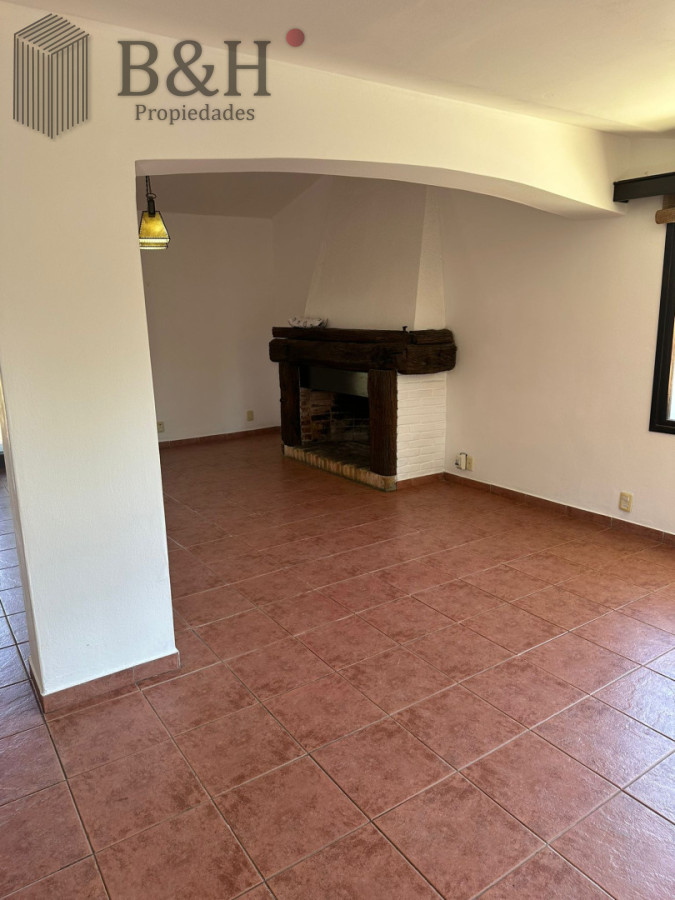 Casa ID.7705 - OPORTUNIDAD EN BARRIO CANTEGRIL . VENDO CASA DE 3 DORM. Y 3 BAÑOS EN ZONA DE COLEGIOS, FACULTADES Y CENTROS DE SALUD 