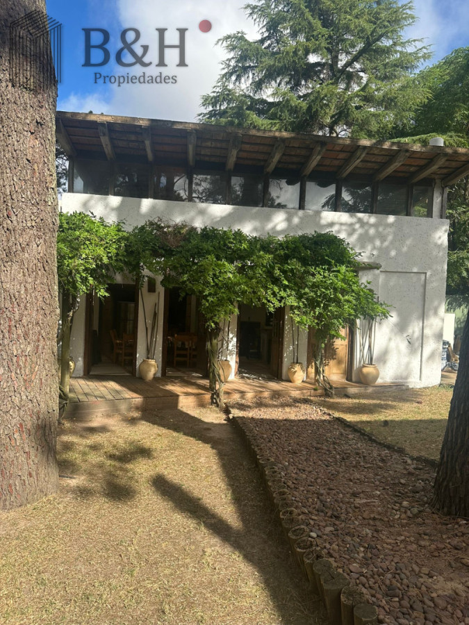 Casa ID.7651 -  CASA EN NUEVO CANTEGRIL 5 DORMITORIOS Y 5 BAÑOS EXCELENTE CONSTRUCCION