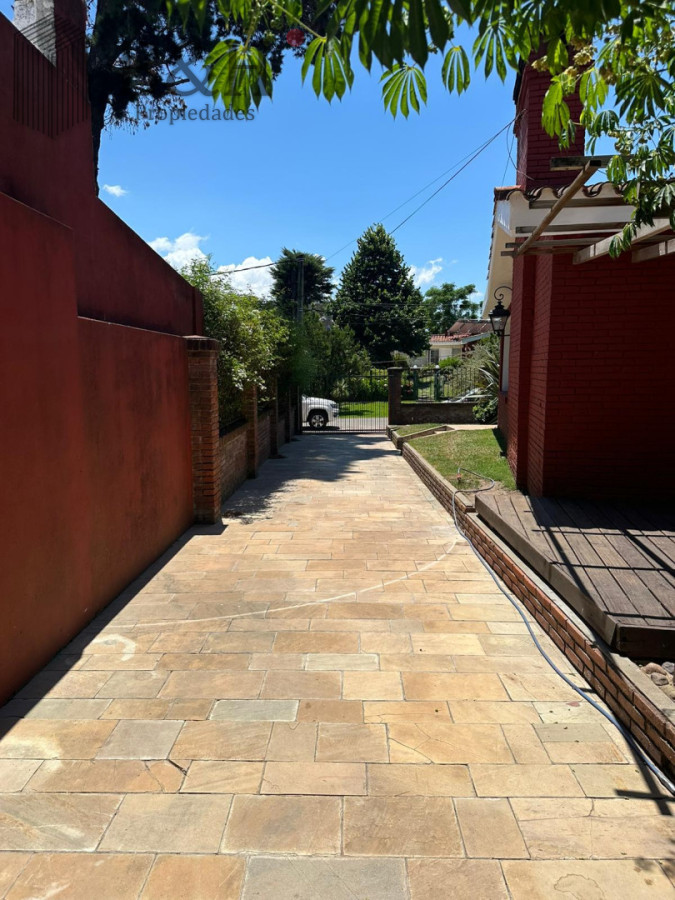 Casa ID.7705 - OPORTUNIDAD EN BARRIO CANTEGRIL . VENDO CASA DE 3 DORM. Y 3 BAÑOS EN ZONA DE COLEGIOS, FACULTADES Y CENTROS DE SALUD 