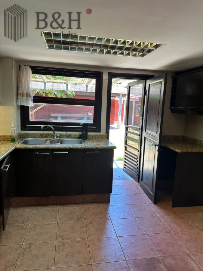 Casa ID.7705 - OPORTUNIDAD EN BARRIO CANTEGRIL . VENDO CASA DE 3 DORM. Y 3 BAÑOS EN ZONA DE COLEGIOS, FACULTADES Y CENTROS DE SALUD 