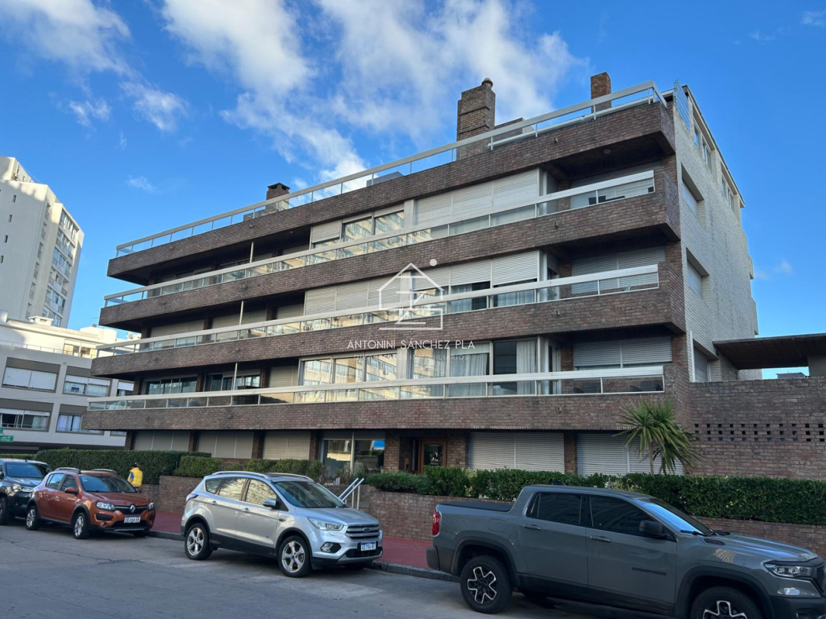 Apartamento ID.4437 - Edificio Porto Santo - Punta del Este Apartamento de 3 Dormitorios y 3 baños 