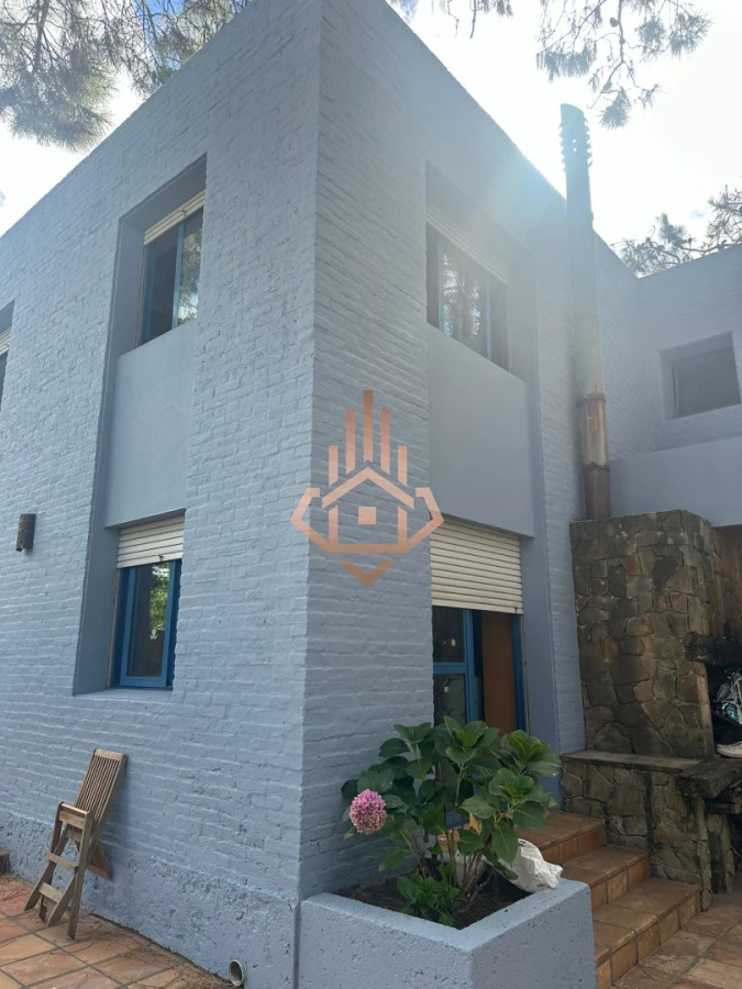 Vendo Casa en Nuevo Cantegril 5 Dormitorios y 5 Baños Exclente Construccion