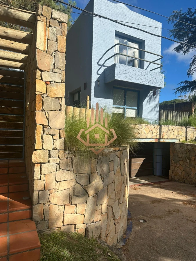 Vendo Casa en Nuevo Cantegril 5 Dormitorios y 5 Baños Exclente Construccion