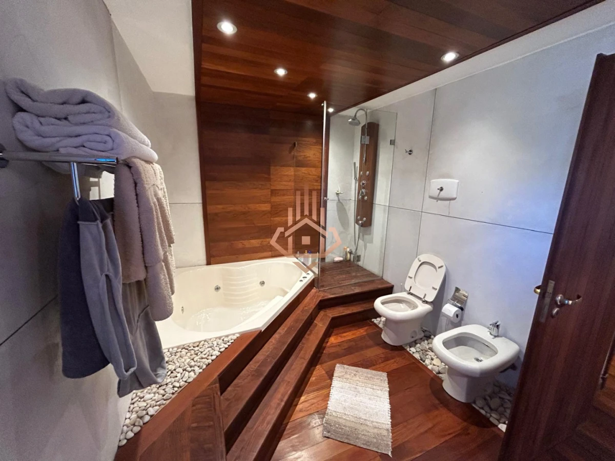 Vendo Casa en Nuevo Cantegril 5 Dormitorios y 5 Baños Exclente Construccion