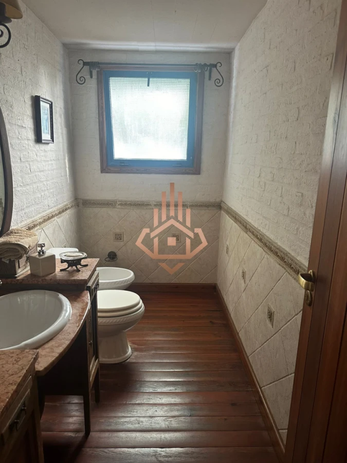 Vendo Casa en Nuevo Cantegril 5 Dormitorios y 5 Baños Exclente Construccion