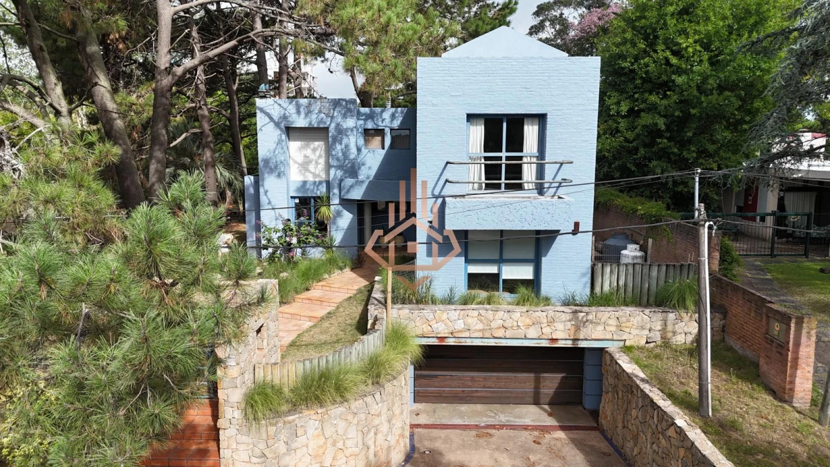 Vendo Casa en Nuevo Cantegril 5 Dormitorios y 5 Baños Exclente Construccion